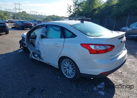 2014 Ford Focus Titanium z USA, uszkodzony, nr VIN 1FADP3J2XEL121192